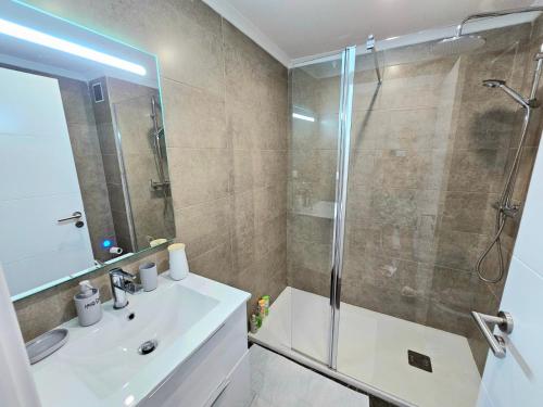 VILANOVA, T0 - Modern Flat at Oura Beach on The Strip with Balcony with view to the Pool, Pool access, Lift and Air Conditioning
