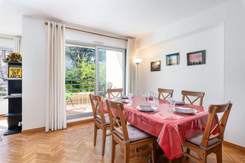 une salle à manger avec une table et des chaises et une fenêtre dans l'établissement L'Azalée - 106m2 quartier Monplaisir Lyon 8, à Lyon
