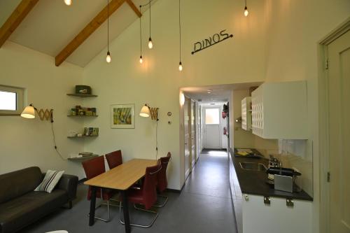 Afbeelding uit fotogalerij van DINOS Bed&Breakfast - Whole Guesthouse in Eelderwolde