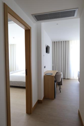 a room with a desk and a bed and a table at Casa d'Albarróis in Alenquer