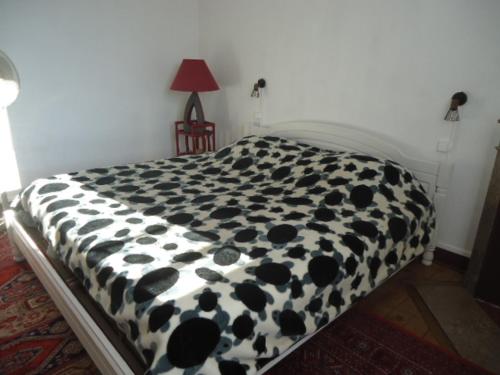 une couette noire et blanche sur un lit dans une chambre dans l'établissement chambre d'hôte dans maison privée, à Périgueux