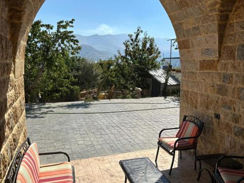 un patio con sillas y vistas a las montañas en Bayt Al Habib, 