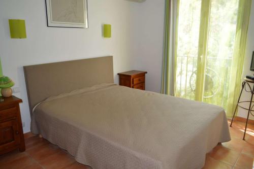 une chambre avec un grand lit et une fenêtre dans l'établissement Villa 4 pièces- Argelès sur mer AR000-021, à Argelès-sur-Mer