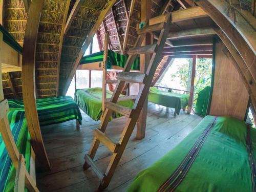 a room with bunk beds in a tree house at La Iguana Perdida in Santa Cruz La Laguna