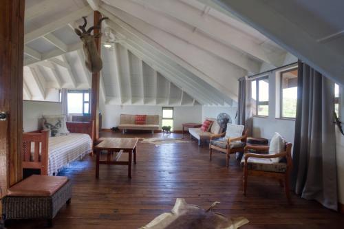 a large living room with couches and chairs at Mar Azul 18 in Ponta Malongane