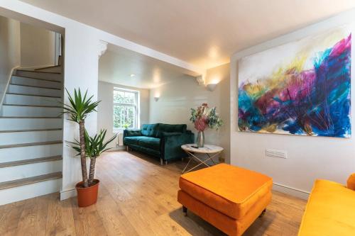 a living room with a couch and a painting on the wall at Host & Stay - Luxe on Margaret Street in Brighton & Hove