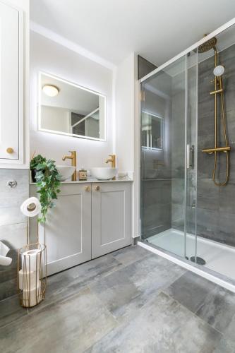 a bathroom with a shower and a sink at Host & Stay - Luxe on Margaret Street in Brighton & Hove