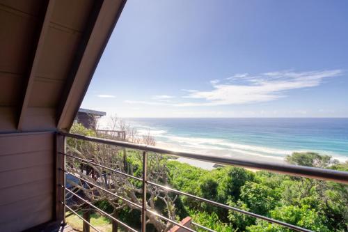 a view of the ocean from a balcony at Mar Azul 18 in Ponta Malongane