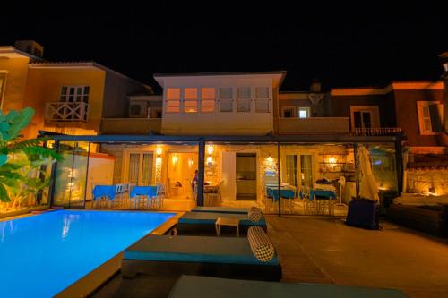 Bazén v ubytování Kybele Suites Alaçatı nebo v jeho okolí