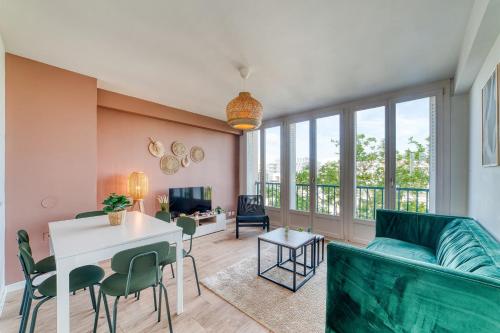 un salon avec un canapé et une table dans l'établissement Le Grand Voyageur - 3 chambres - Parking privé - Métro, à Vénissieux