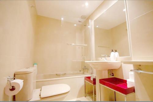 a bathroom with a sink and a toilet and a tub at campezo in Madrid
