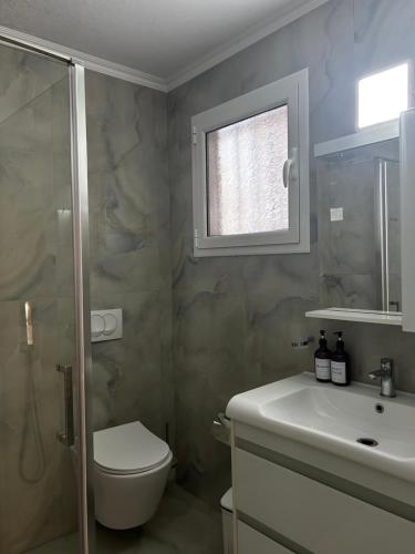 Ein Badezimmer in der Unterkunft Vourtaréa Guesthouse