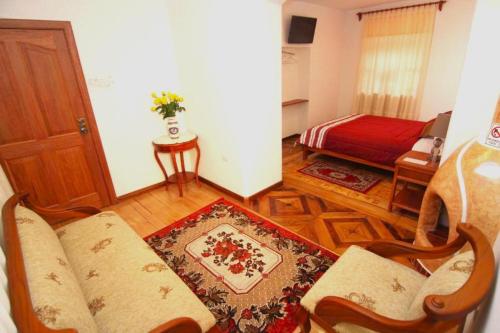 a living room with a chair and a couch at Casa Hotel Las Plazas in Quito