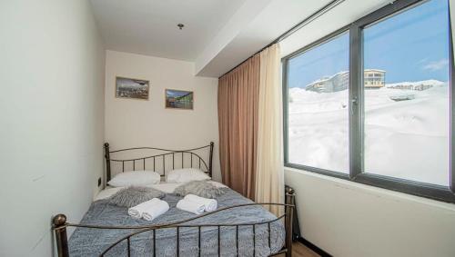 Postel nebo postele na pokoji v ubytování Bright Apartment in Marshall Gudauri
