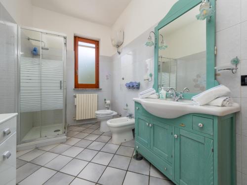 ein Badezimmer mit Waschbecken, Dusche und Toilette in der Unterkunft Giardino di Nonno Lucio - Surrounded by Lemon Tree in Piano di Sorrento