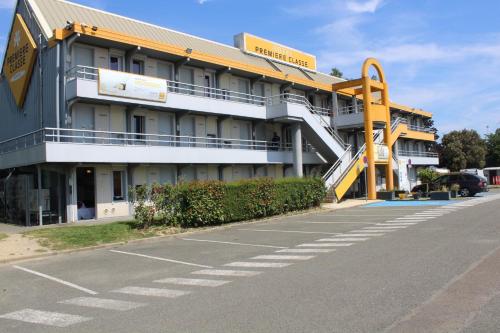 un parking vide devant un hôtel dans l'établissement Premiere Classe St Quentin en Yvelines Elancourt, à Trappes