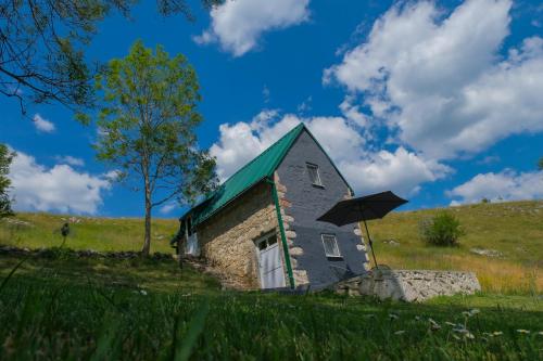 Piščeにある4NORTH Tiny house on the Durmitor's ringの緑屋根の古い石造りの家