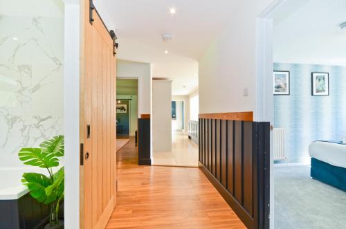 Φωτογραφία από το άλμπουμ του Adgestone Villa - A Luxurious Countryside Escape with Heated Pool, Near Sandown Beach, Dog Friendly in Rural Sandown - Perfect Getaway for Family & Friends σε Sandown