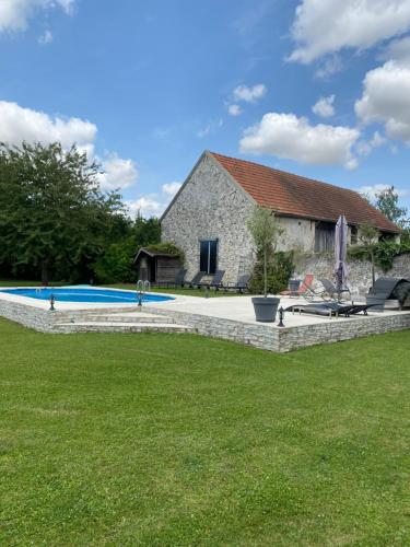 une maison avec une piscine dans la cour dans l'établissement Large and chic house near DisneylandParis, Charles-de-Gaulle Airport and 45 mn from Paris, à Neufmontiers-lès-Meaux