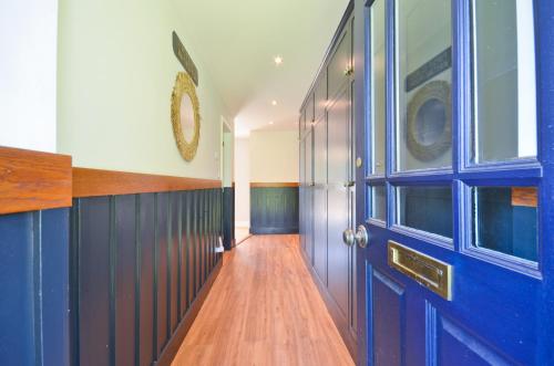 Φωτογραφία από το άλμπουμ του Adgestone Villa - A Luxurious Countryside Escape with Heated Pool, Near Sandown Beach, Dog Friendly in Rural Sandown - Perfect Getaway for Family & Friends σε Sandown