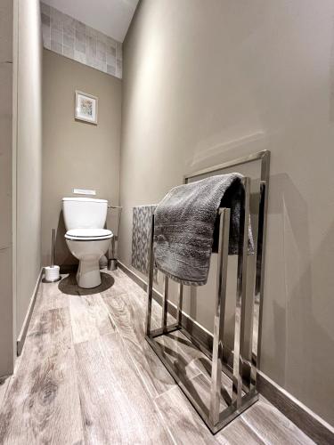 a bathroom with a toilet and a towel at Le Domaine de Piedmoure, Gîtes et chambres, piscine, terrasses privatives in Sault-de-Vaucluse
