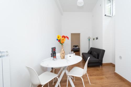 Elegant Apartment "Quattro Passi near Montesanto"