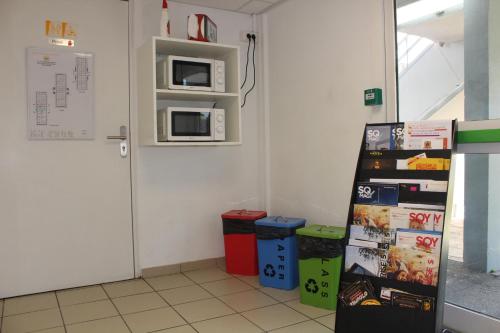 Cuisine ou kitchenette dans l'établissement Premiere Classe St Quentin en Yvelines Elancourt
