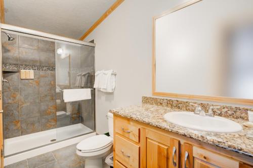 Bilik mandi di Explorer Cabins at Yellowstone