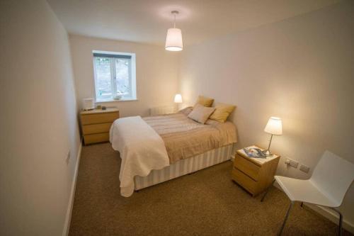 Postel nebo postele na pokoji v ubytování Champion Court two bedroom flat