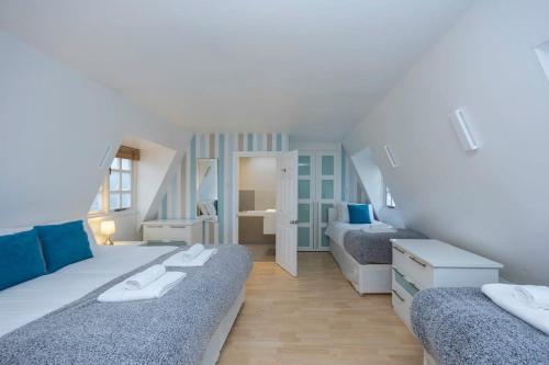 ein kleines Schlafzimmer mit 2 Betten und einer Treppe in der Unterkunft Host & Stay - Sillwood Seafront in Brighton & Hove