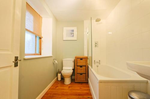 Ένα μπάνιο στο Elliston two bedroom garden flat