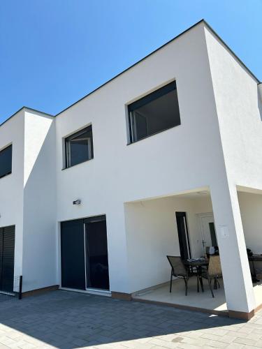 Ujo Marko Sea View House, Maslenica