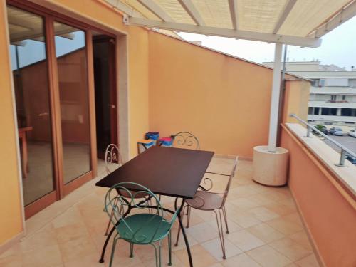 een balkon met een zwarte tafel en stoelen bij Casa Levante Gallipoli in Gallipoli