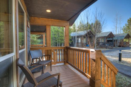 Balkoni atau teres di Explorer Cabins at Yellowstone