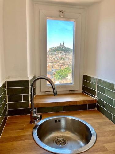 d'un évier dans une cuisine avec une fenêtre. dans l'établissement Nid douillet avec vue incroyable, à Marseille
