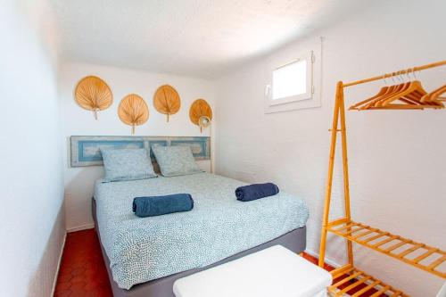 une chambre avec un lit avec des oreillers bleus dessus dans l'établissement Nid douillet avec vue incroyable, à Marseille