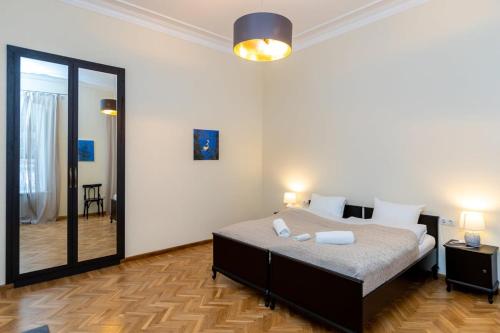 2-Bedroom Apt near Rustaveli & Melikishvili Avenues - By Wehost