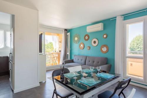 un salon avec un canapé et une table dans l'établissement Le Vélodrome à 5 minutes à pieds du stade, à Marseille