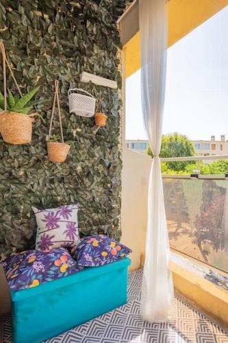 une chambre avec un lit et un mur en pierre avec une fenêtre dans l'établissement Le Vélodrome à 5 minutes à pieds du stade, à Marseille