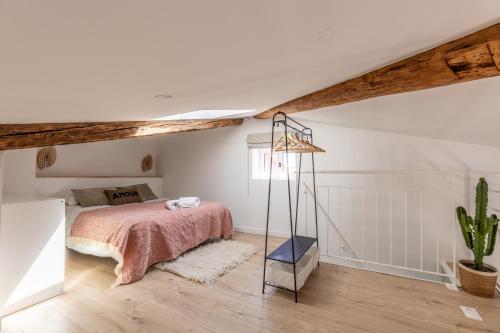 シャマリエールにあるBirdy - Duplex by PRIM0 C0NCIERGERIEのベッドルーム(ベッド付)1室(屋根裏部屋)