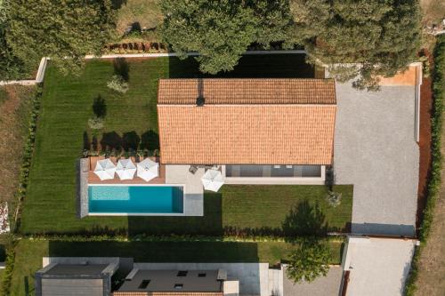 an overhead view of a house with a swimming pool at Design Villa Istar in Bale