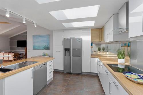Una cocina o zona de cocina en Private & Exotic Island Home Close to Beach Access