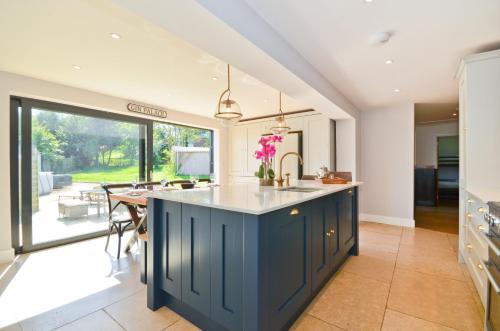 Η κουζίνα ή μικρή κουζίνα στο Adgestone Villa - A Luxurious Countryside Escape with Heated Pool, Near Sandown Beach, Dog Friendly in Rural Sandown - Perfect Getaway for Family & Friends