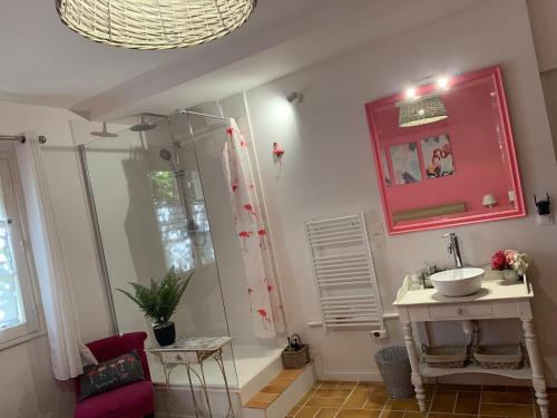 une salle de bain avec un lavabo et une douche dans l'établissement La villa Flamingo toute proche de la plage, à Biguglia