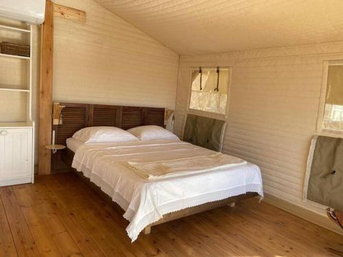 a bedroom with a large bed in a room at למדבר- חווית גלמפינג במדבר in Arad