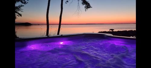 Fotografie z fotogalerie ubytování Mukava pieni 2-4h mökki min 2 vrk Saimaan rannalla, poreallas, puusauna, Wi-Fi, Smart TV, parivuode ja vuodesohva v destinaci Savonlinna