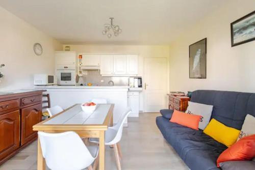 un salon avec un canapé bleu et une cuisine dans l'établissement Cannes près Croisette beau 2 pièces 3 étoiles, à Cannes