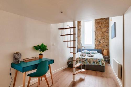 Cette chambre comprend un bureau, un lit et une échelle. dans l'établissement 2BR flat near Louis Pradel metro station, à Lyon