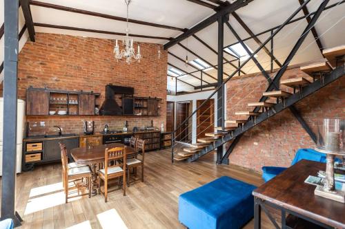 Vintage Mezzanine Apt in City Center - By Wehost