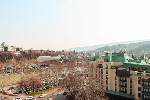 Una vista de una ciudad con edificios y una calle. en Vintage Mezzanine Apt in City Center - By Wehost, en Tiflis